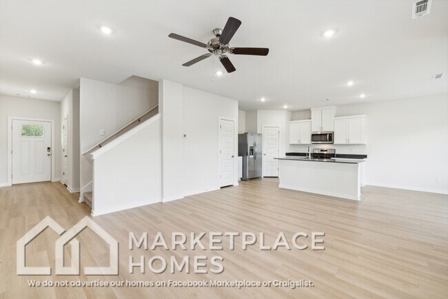 Building Photo - 5726 Selah St