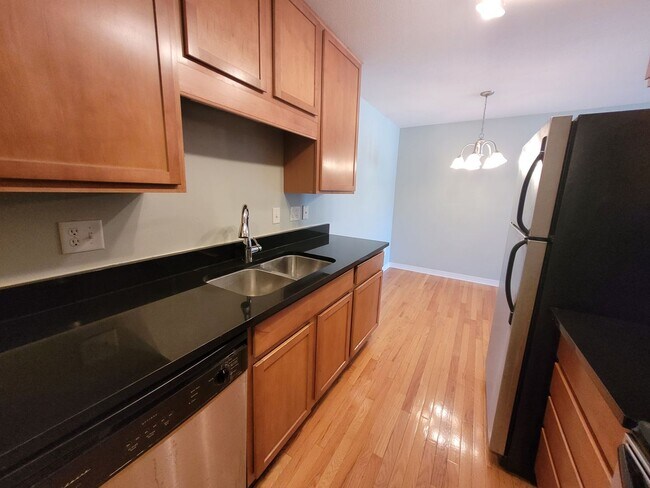 Foto del edificio - Beautiful 1 Bedroom Condo! All Utilities I...
