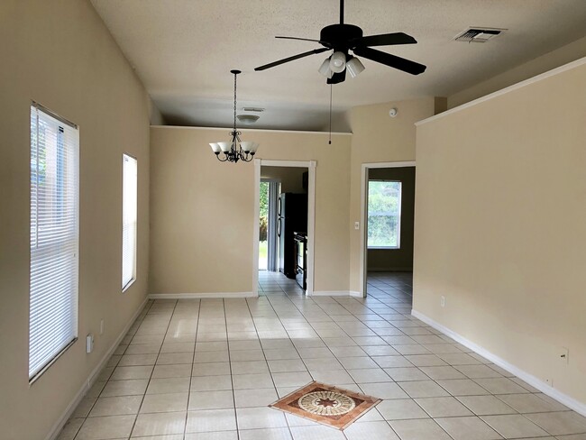 Foto del edificio - GREAT SMALLER 3/2  HOUSE IN SOUTHEAST ORLANDO