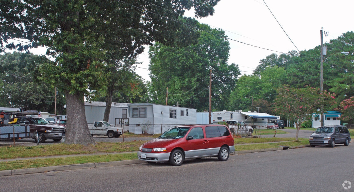 Building Photo - Hogshires Trailer Court