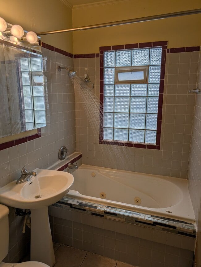 Building Photo - 3 Bedroom Single Family