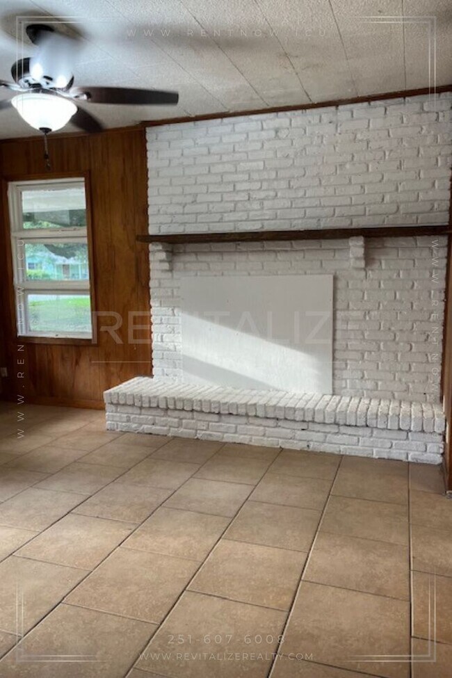 Building Photo - 3 Bedroom / 1 Bath in West Mobile!!!!