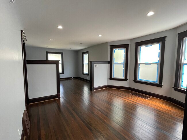 Building Photo - 710 N Poplar St