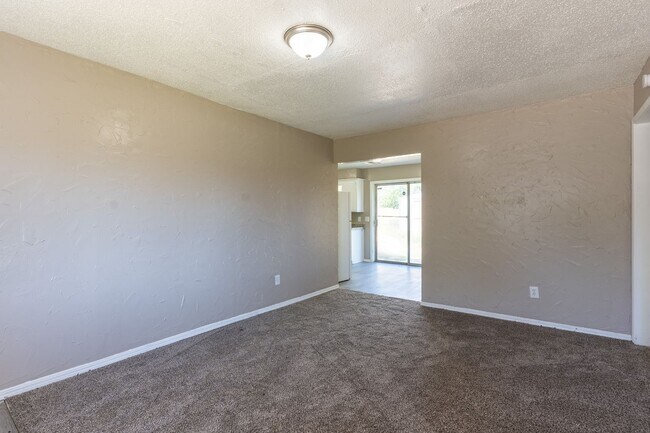 Building Photo - Spacious 5-Bedroom Home in a Prime Location