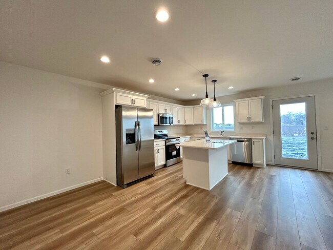 Foto del edificio - Spacious & Stylish 3-Bed Home with Modern Finishes and Attached 2-Stall Garage