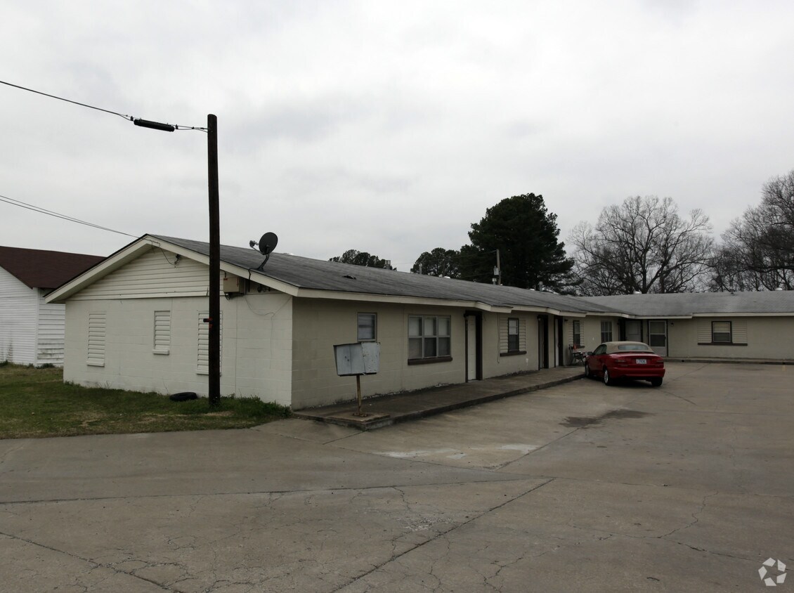 Building Photo - 800 S Oak St