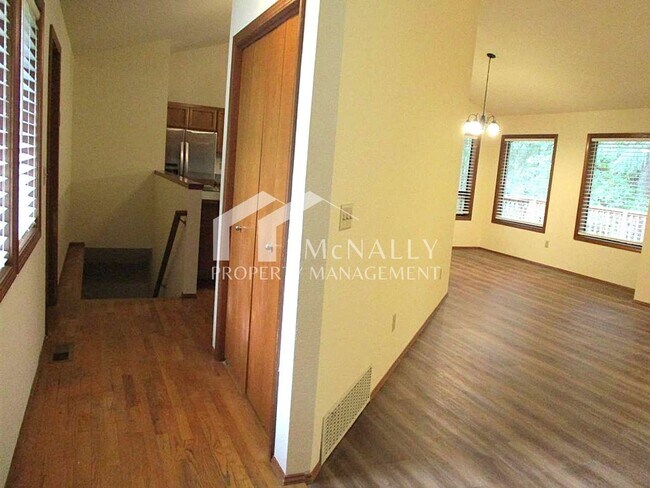 Building Photo - Beautiful 4 Bedroom 2.75 Bathroom Home in ...