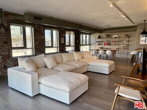 Building Photo - 527 Molino St