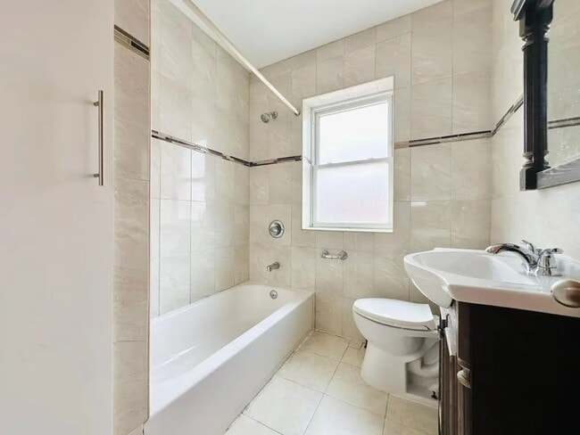 Foto del edificio - Furnished room/NOT APARTMENT