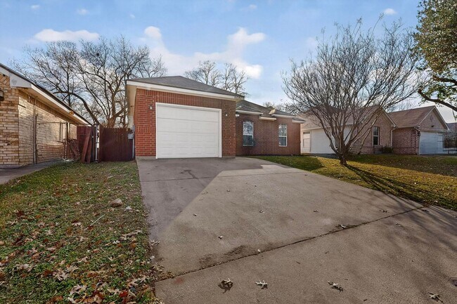 Building Photo - Move-In Ready 3-Bedroom Home with Garage and Private Backyard