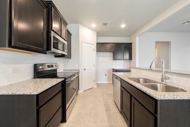 Building Photo - Pre-Leasing Now for Mid-July – Westfield C...