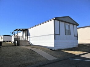 Building Photo - 800 W Davis Ave