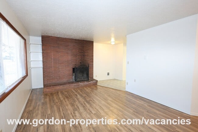 Foto del edificio - SE Green Vista Dr - Milwaukie 2 bedroom duplex with fireplace