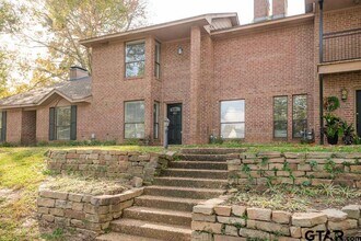 Building Photo - 5917 Hollytree Dr