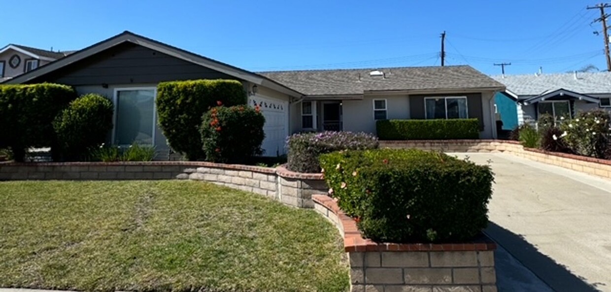 Foto principal - Garden Grove 3 bed 2 bath ready for you