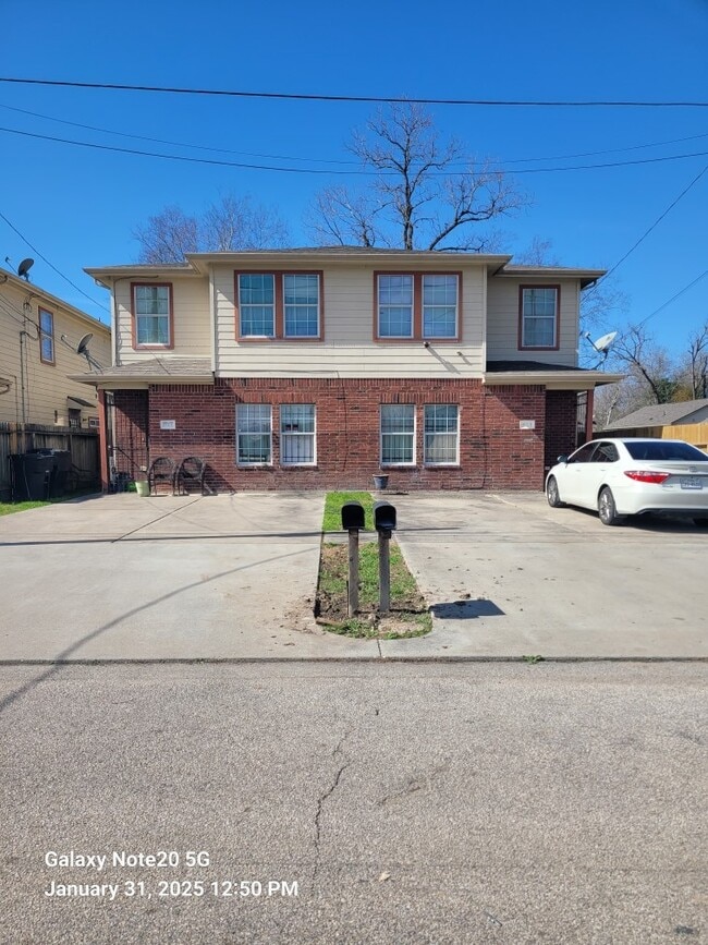Building Photo - 6930 Paris St