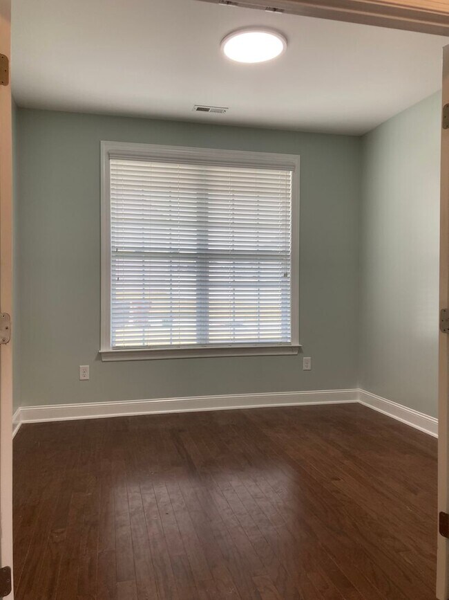 Foto del edificio - Immaculate 5 Bedrooms, 3.5 Bath Home Located Minutes from Shopping- Easy Commute to Sanford, Ft. ...