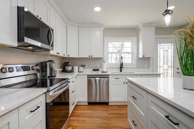 Building Photo - 325 League St S