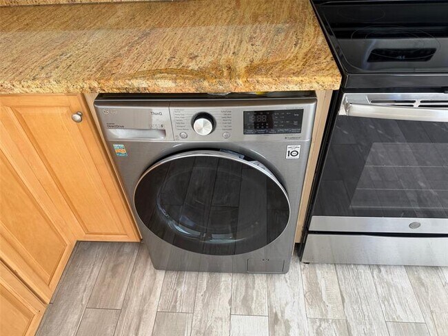 Foto del edificio - 2051 NE 56th St