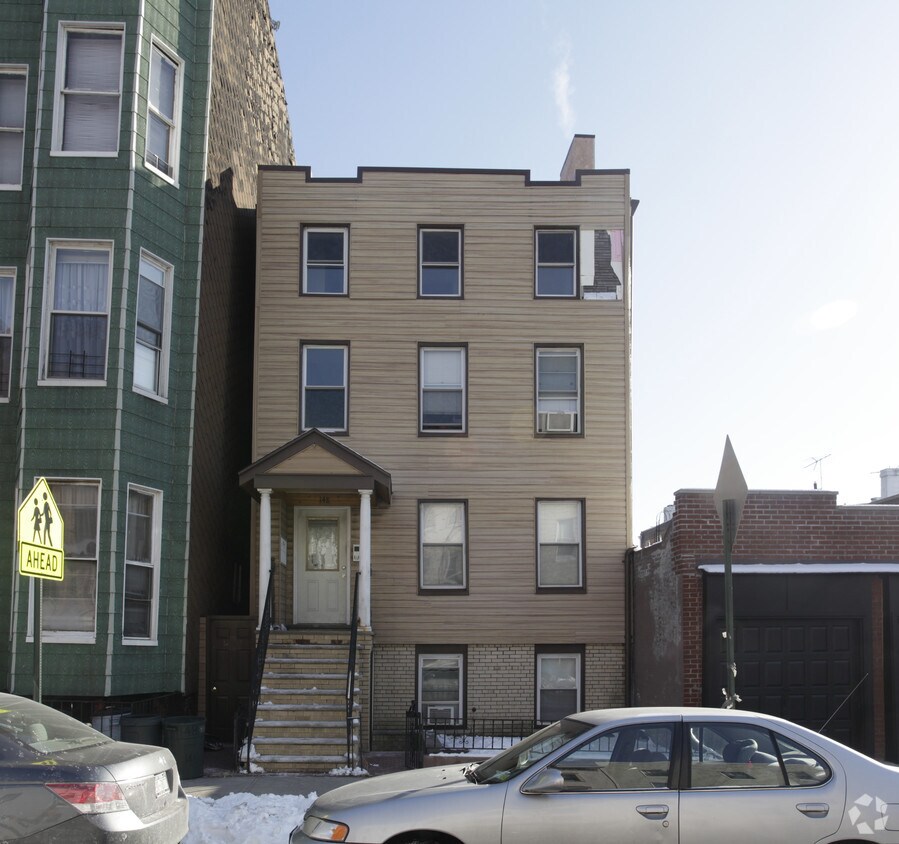 Building Photo - 148 Calyer St