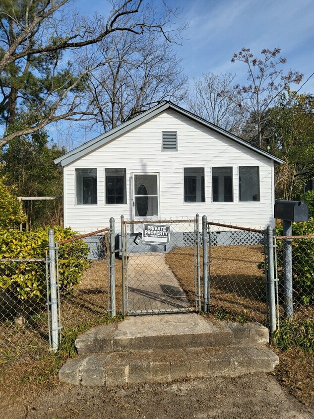 Primary Photo - 389 Quick St