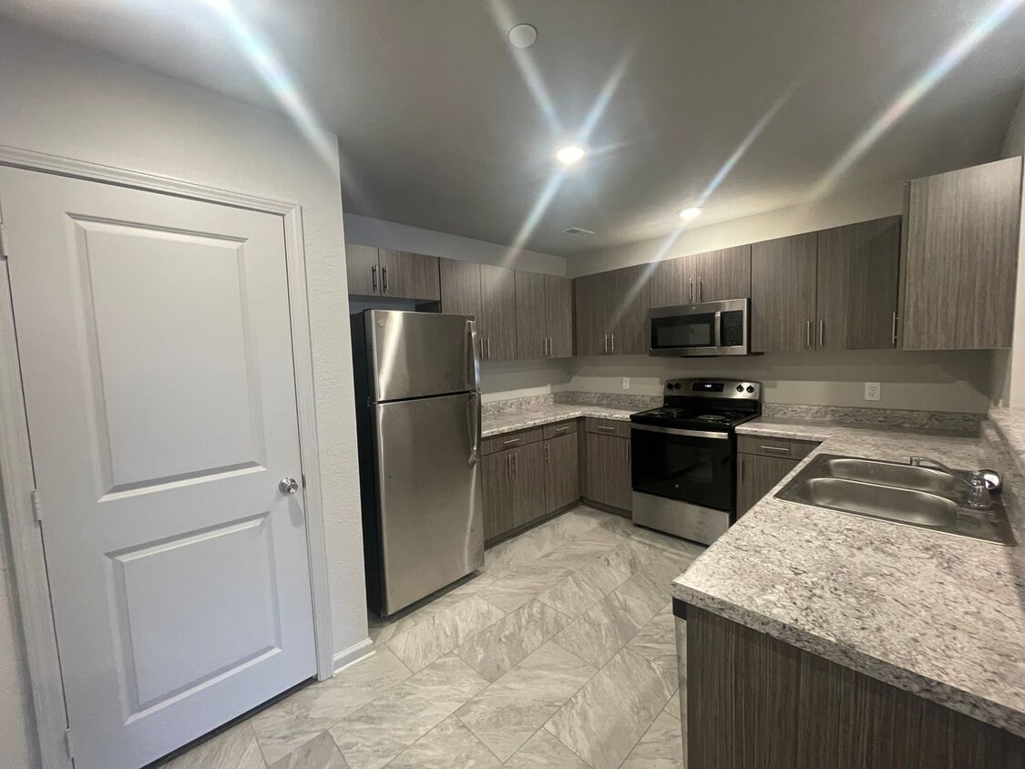 Foto principal - 2/2 Apartment - Killen, AL