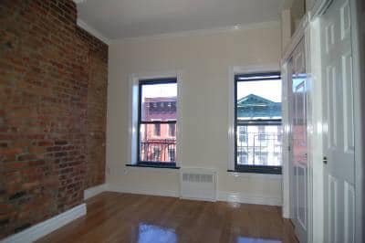 Building Photo - 334 E 6th St