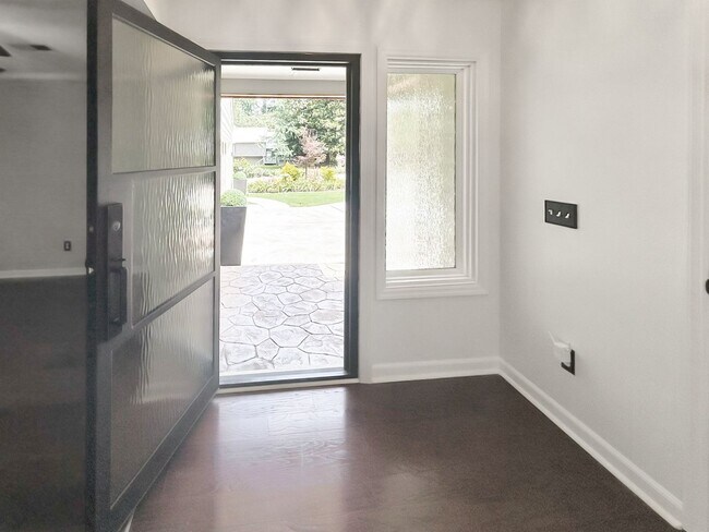 Foto del edificio - Charming East Cobb Living in Roswell Downs!
