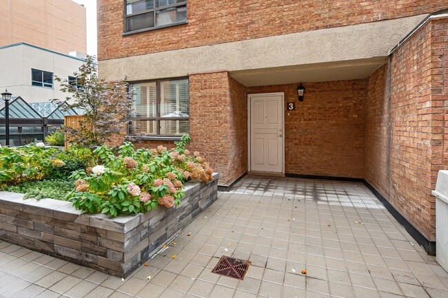 Building Photo - 89 McCaul St