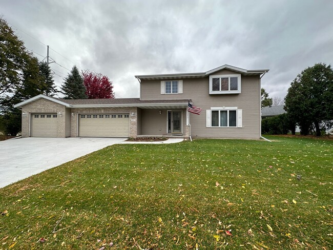 Foto del edificio - Huge 3BR/3BA house on Madison's West Side!