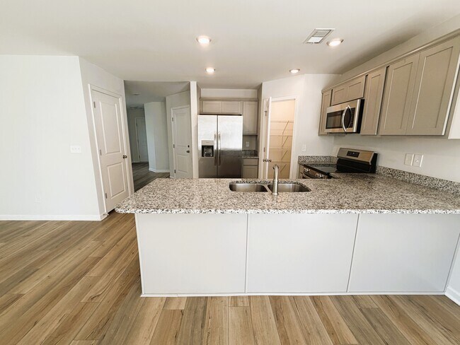 Building Photo - 2116 Mapleton Dr