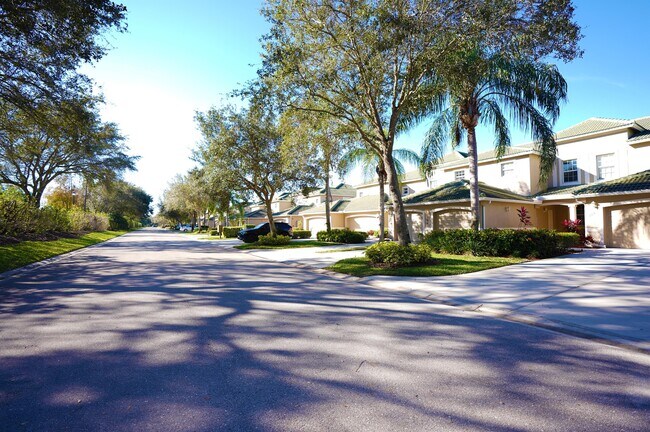 Foto del edificio - 3505 Laurelgreens Ln S