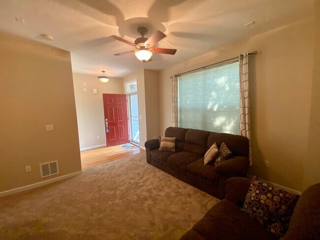 Building Photo - Beautiful 3-Bedroom, 3 Bath Townhome