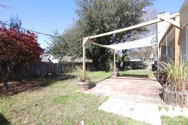 Foto del edificio - 2573 Laurelcrest Dr