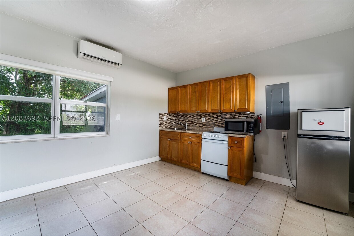 Foto del edificio - 1136 NE 167th St
