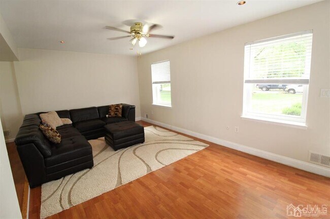 Foto del edificio - 47 Linden Ln S