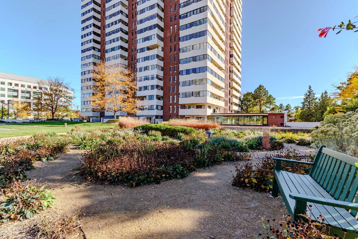 Foto principal - Three Bed / Two bath at the Cherry Creek Polo Club Condominiums