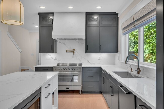 Foto del edificio - Beautiful 2BR/2BA top-floor end unit!