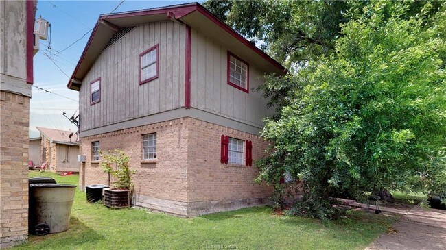 Building Photo - 2402 Jaguar Ct