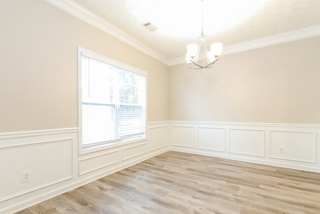 Building Photo - 2390 Village Green Dr