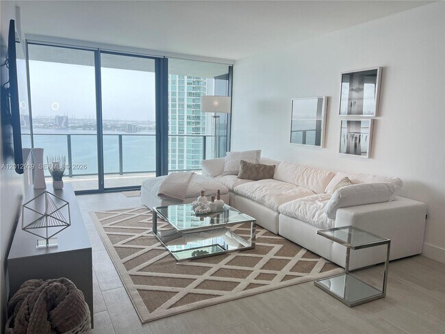 Foto del edificio - 650 NE 32nd St