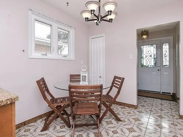 Building Photo - 14 Terra Cotta Cres