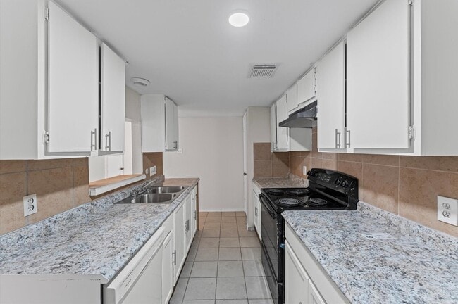 Building Photo - 12206 Ormandy St