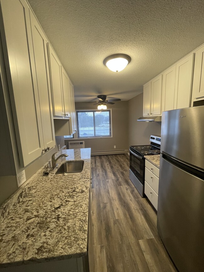 2x1 Remodeled Kitchen - Centennial & Heritage Apartments