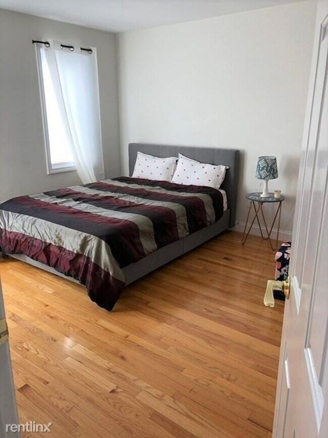 Building Photo - Massive Renovated Townhouse!  Exclusive ba...