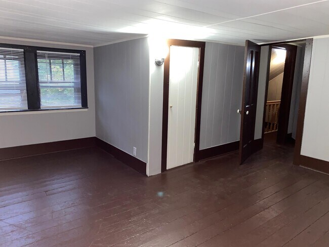 Building Photo - 631 School Ave