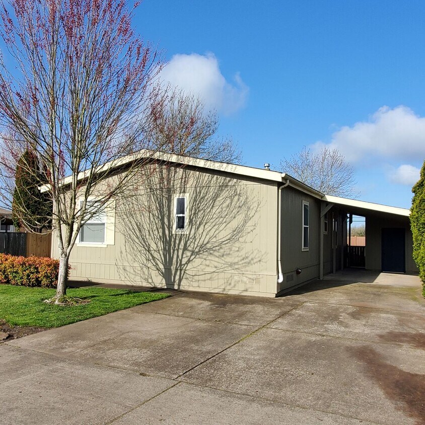 Foto principal - Pet Friendly 3 Bed : 2Bath Home w/ a Carport