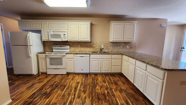Building Photo - Charming 3-Bedroom House in Desirable Neig...
