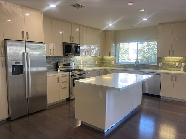 Foto del edificio - 1807 S Beverly Glen Blvd