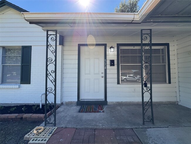 Building Photo - 514 Bertloma St